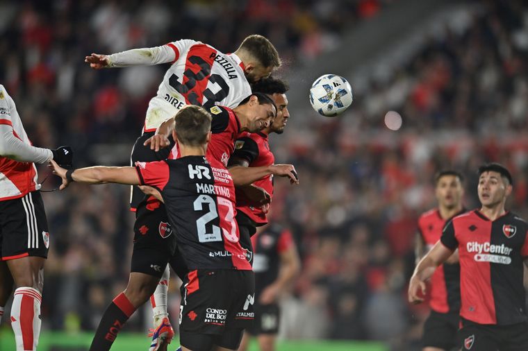 FOTO: Vélazquez y Pezzella disputan la pelota. (Foto: @RiverPlate)