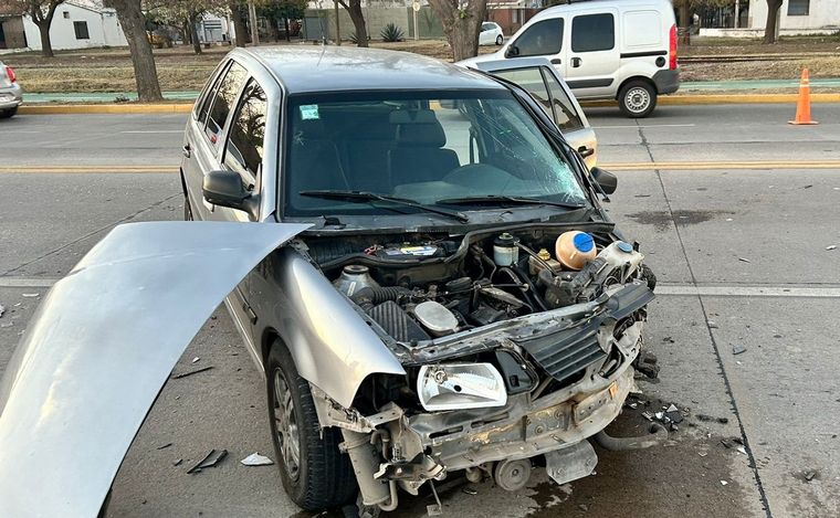 FOTO: Dos heridos tras un choque en Av. Cruz Roja. (Foto: Lucía González/Cadena 3)