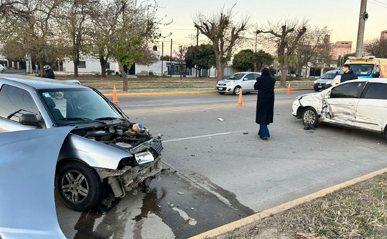 FOTO: Dos heridos tras un choque en Av. Cruz Roja. (Foto: Lucía González/Cadena 3)