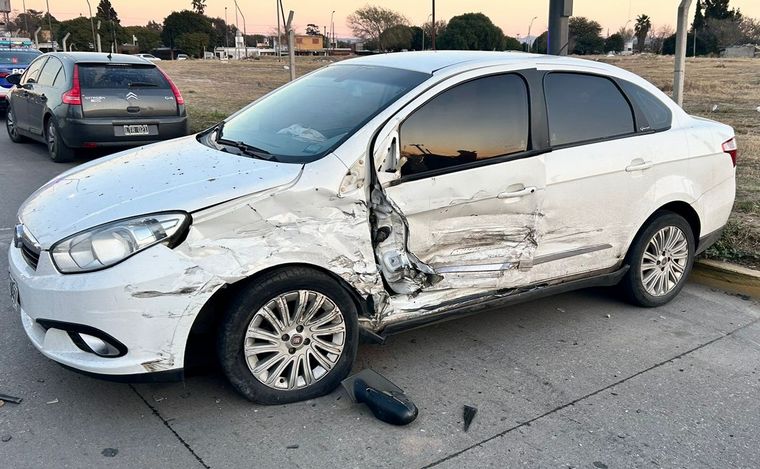 FOTO: Dos heridos tras un choque en Av. Cruz Roja. (Foto: Lucía González/Cadena 3)