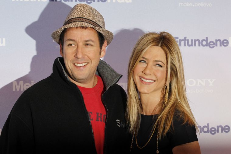 FOTO: Adam Sandler y Jennifer Aniston, dos de los que se volvieron más ricos en 2023.