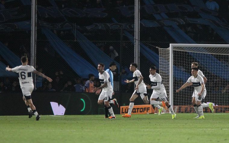 FOTO: Gimnasia se llevó un triunfazo sobre la hora en Alberdi.