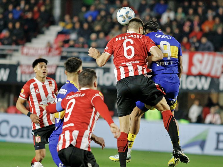 FOTO: Un tiempo para cada uno, en un partido que terminó en polémica por el VAR