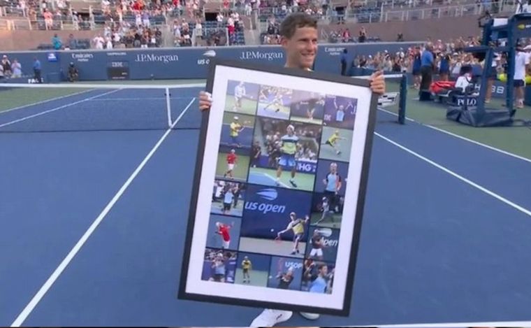 FOTO:  Schwartzman homenajeado por la organización del US Open.