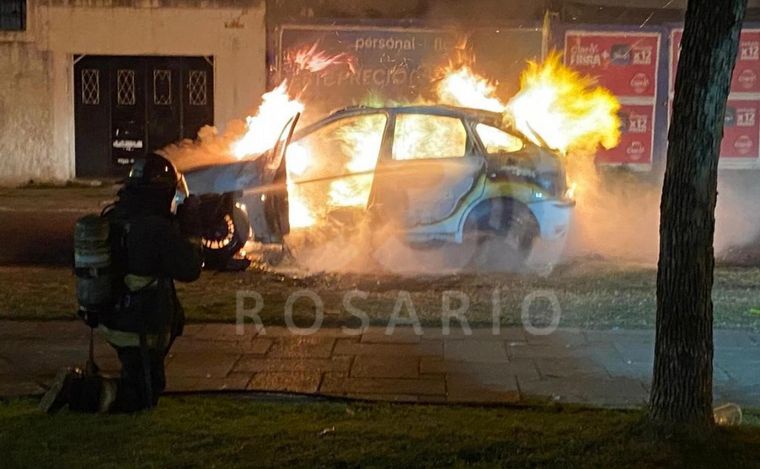 FOTO: Los bomberos actúan ante el incendio de un auto.