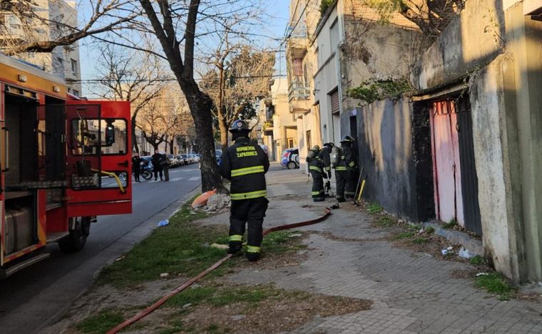 FOTO: Los bomberos actuando en el incendio.