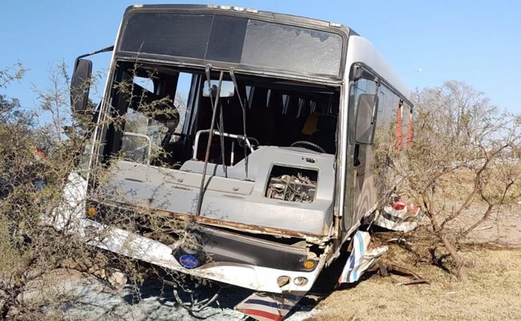 FOTO: Terrible despiste de un colectivo de Buses LEP en Almafuerte. (Foto: Policía Cba.)