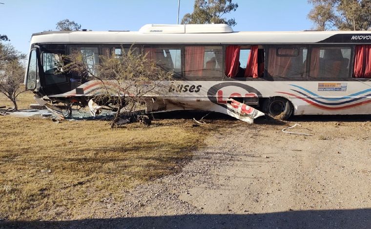 FOTO: Terrible despiste de un colectivo de Buses LEP en Almafuerte. (Foto: Policía Cba.)