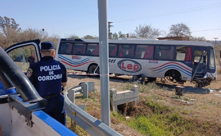 FOTO: Terrible despiste de un colectivo de Buses LEP en Almafuerte. (Foto: Policía Cba.)