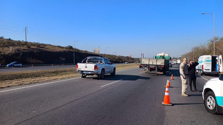 FOTO: Un Peugeot 408 volcó en la autopista Córdoba-Carlos Paz.