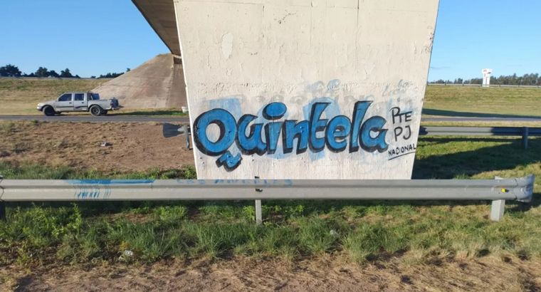 FOTO: En Córdoba ya aparecieron pintadas con la candidatura de Quintela