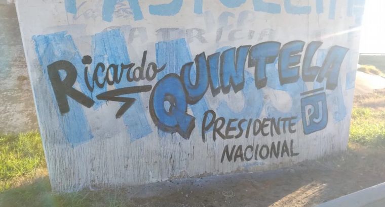 FOTO: En Córdoba ya aparecieron pintadas con la candidatura de Quintela