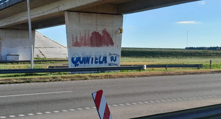 FOTO: En Córdoba ya aparecieron pintadas con la candidatura de Quintela