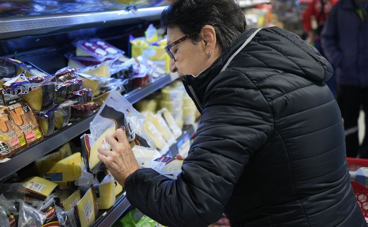 FOTO: El consumo subió un 1,8% respecto a julio, según la CAC. (Foto: NA)