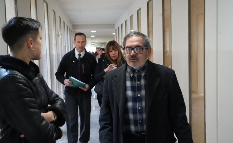 FOTO: El papá de Anahí Bulnes, en el juicio contra Campos Matos. (Daniel Cáceres/Cadena 3)