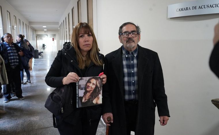 FOTO: La hermana y el papá de Anahí, en el juicio contra Campos Matos. (Daniel Cáceres/C3)