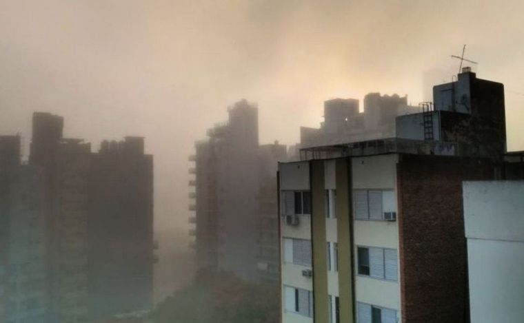 FOTO: El humo invade la ciudad y pone en peligro la salud de la población.