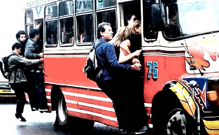 FOTO: Casi 7 de cada 10 argentinos utilizan el colectivo para ir a trabajar.