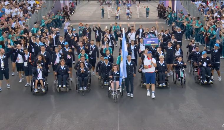 FOTO: La delegación Argentina en la ceremonia inaugural de los Juegos Paralímpicos París