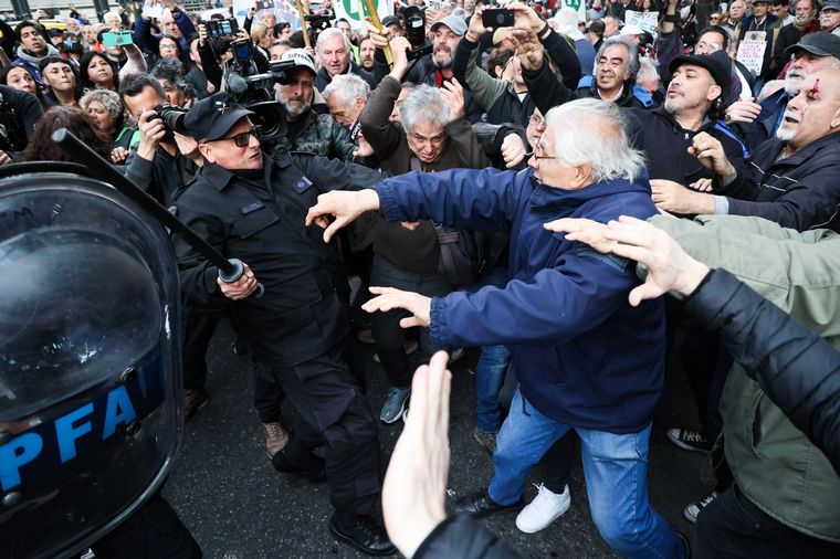 FOTO: Incidentes en la manifestación contra el veto a la movilidad (Foto: @Cesargarzon80)