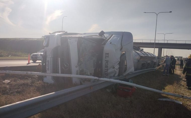 FOTO: (Foto: @JulietaLuz.) Camión cargado de combustible volcó en la autopista.