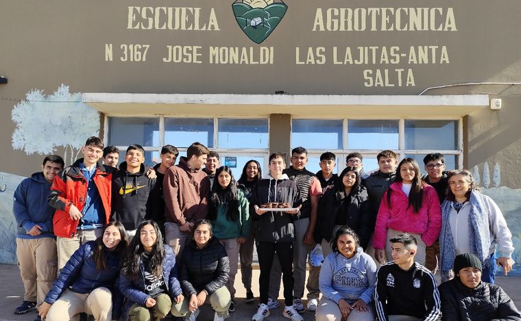 FOTO: Alumnos crearon un alfajor de algarrobo en Salta. (Foto: Gob. de Salta)