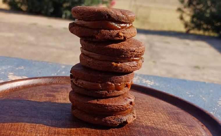 FOTO: Alumnos crearon un alfajor de algarrobo en Salta. (Foto: Gob. de Salta)