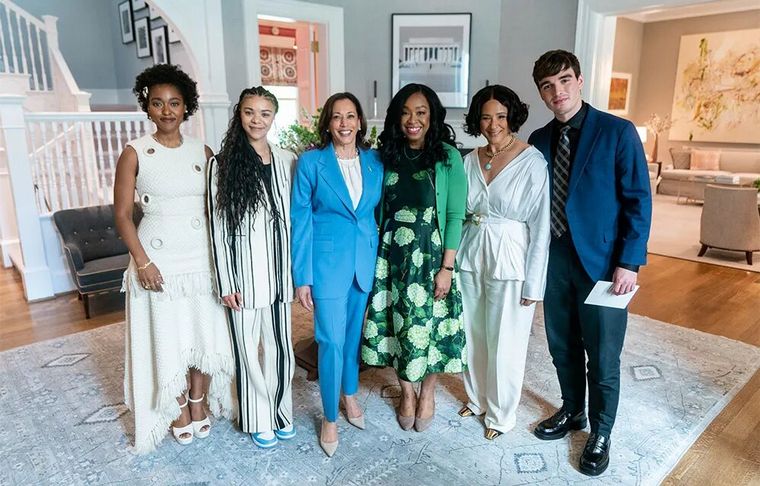 FOTO: Shonda visitó a la vicepresidenta por cuya candidatura  trabaja ahora.