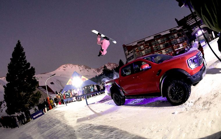 FOTO: Ford Argentina presentó el Red Bull Street ligth snowboard session en Las Leñas