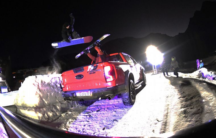 FOTO: Ford Argentina presentó el Red Bull Street ligth snowboard session en Las Leñas