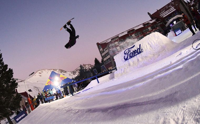 FOTO: Ford Argentina presentó el Red Bull Street ligth snowboard session en Las Leñas