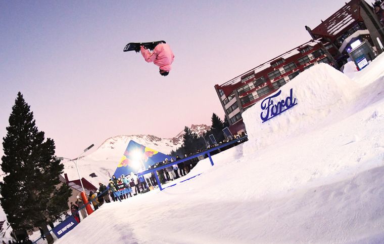 FOTO: Ford Argentina presentó el Red Bull Street ligth snowboard session en Las Leñas