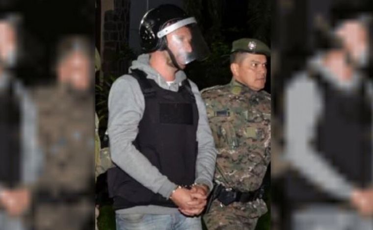 FOTO: El momento en que trasladan a Germán Kiczka a la comisaría. (Captura video)