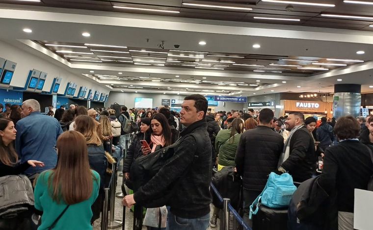 FOTO: Demoras en Aeroparque por las asambleas de pilotos. (Foto: Orlando Morales/Cadena 3)