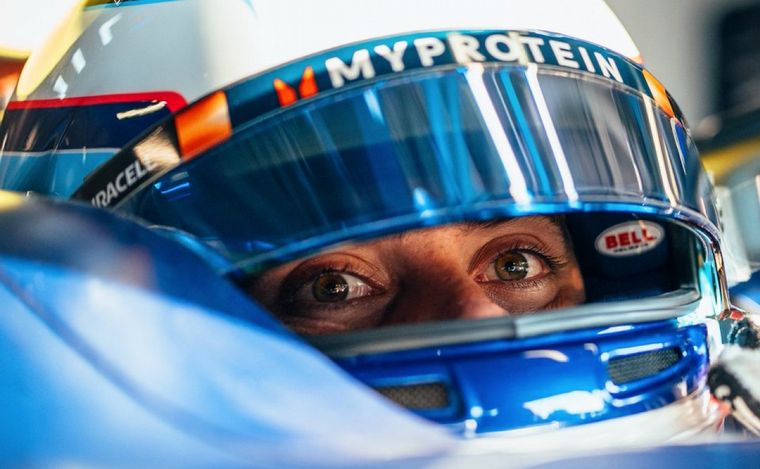 FOTO: Colapinto mirando los tiempos desde el cockpit de su Williams, fue 9°