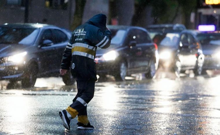 FOTO: Alerta por la tormenta de Santa Rosa en Capital Federal y alrededores. (Foto: NA)