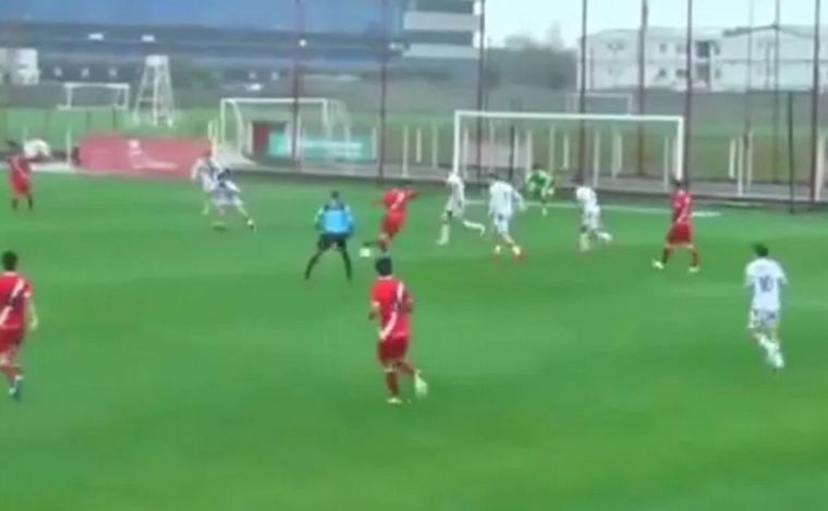 FOTO: El paraguayo Nery Romero marcó un golazo de rabona. Foto: captura. 