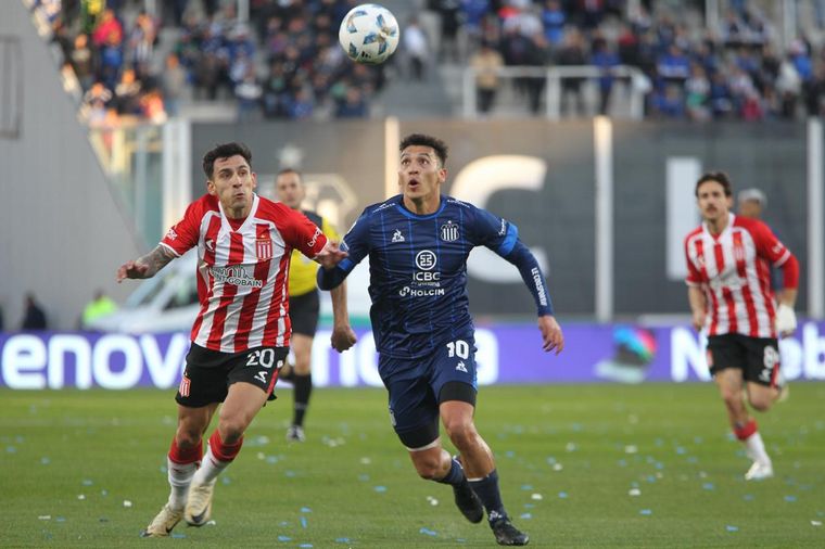 FOTO: Ruben Botta intenta eludir la marca de Estudiantes. Foto: Daniel Cáceres/C3.