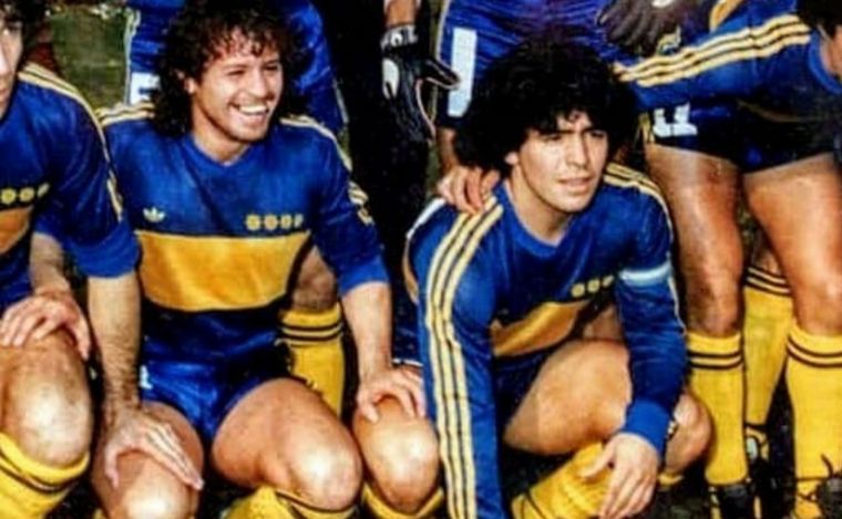 FOTO: José Maria Suárez junto a Maradona en Boca. (Foto: Ahora Córdoba)