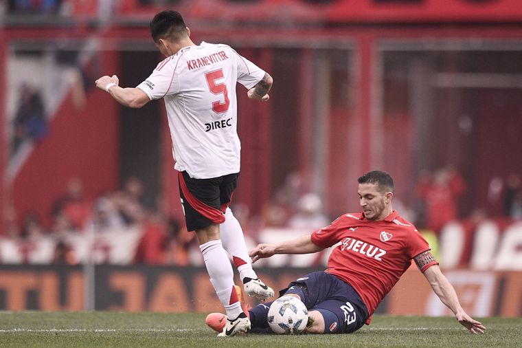 FOTO: Kranevitter disputa la pelota ante Marcone. (Foto: CAI)