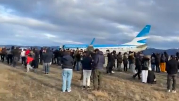 FOTO: El avión aterrizó en un campo cerca de las montañas y los pasajeros fueron evacuados.