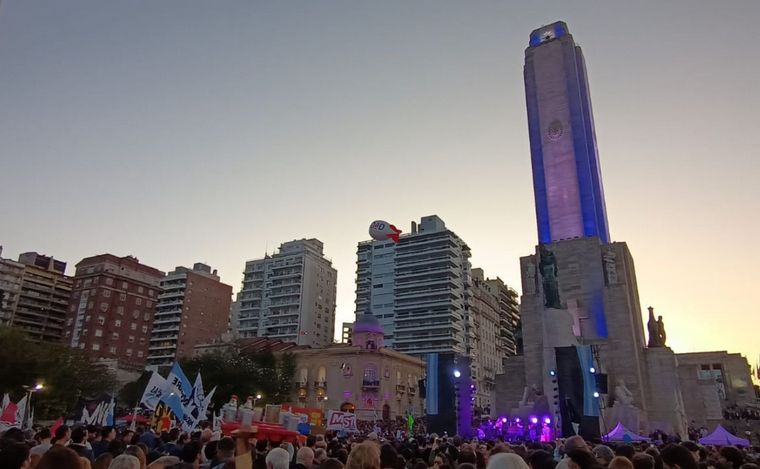 FOTO: Rosario: marcha universitaria por las calles del centro y acto en el Monumento.