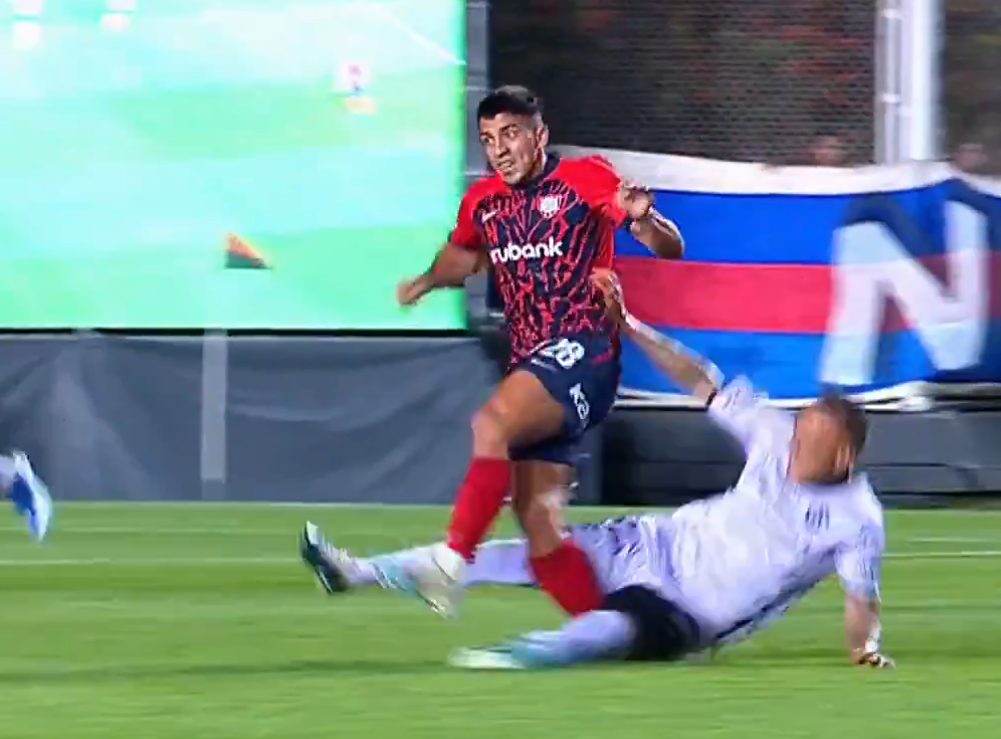 FOTO: Videos: las 3 rojas que no le sacaron a jugadores de Barracas ante San Lorenzo