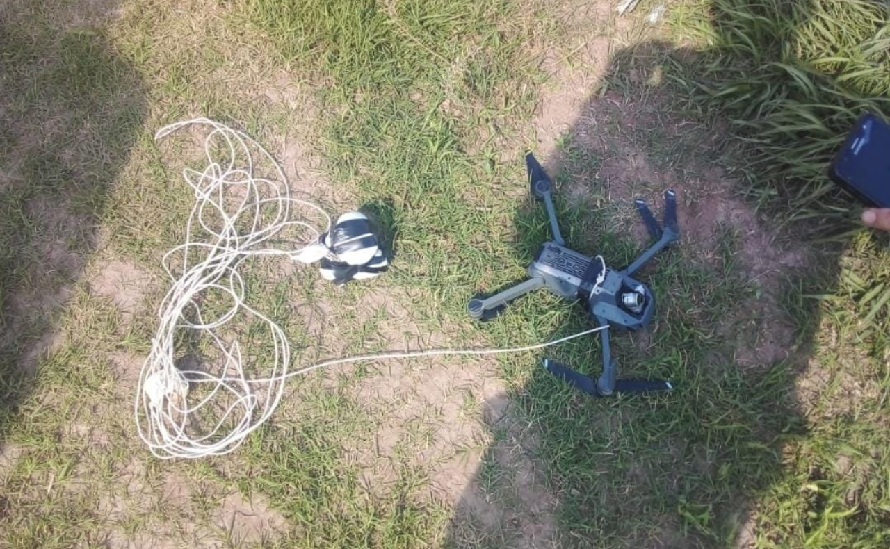 FOTO: El dron que transportaba drogas rumbo a Bouwer. (Foto: Prensa policía)