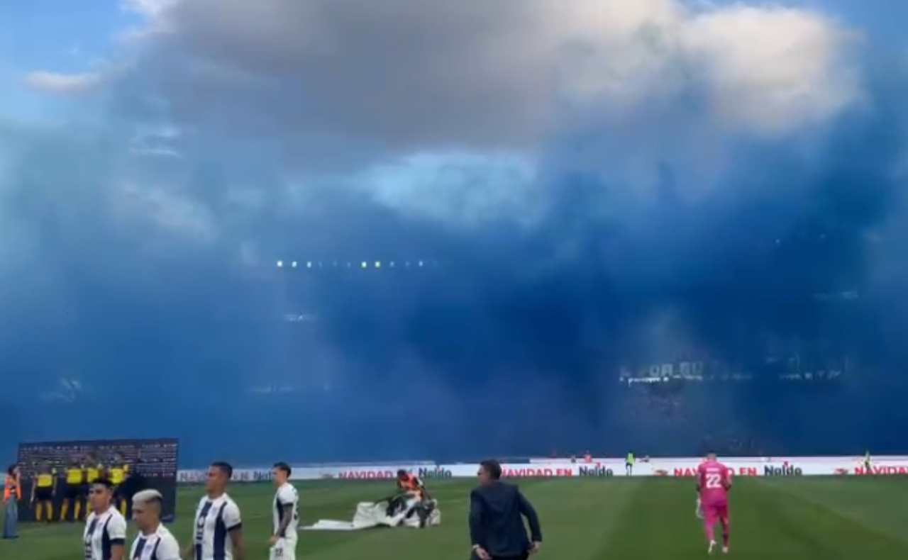 FOTO: Así se vio la locura albiazul en el ingreso del equipo a la cancha. 