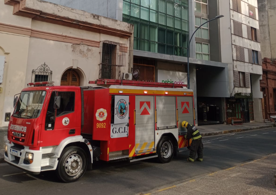 FOTO: Incendio en edificio de oficinas en barrio Alberdi: no hay personas afectadas