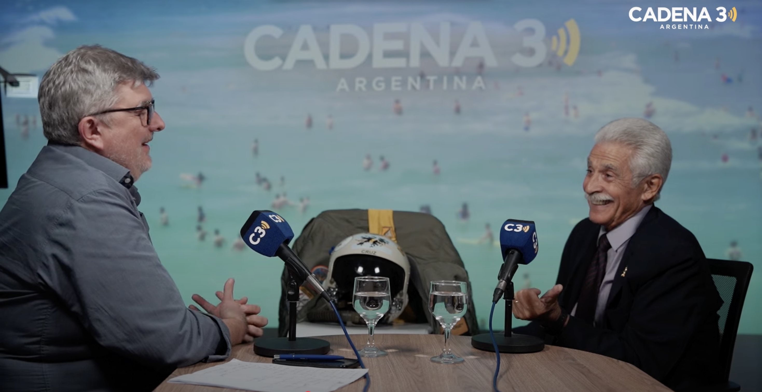 FOTO: El director periodístico de Cadena 3, Sergio Suppo, entrevistando a Pablo Carballo.