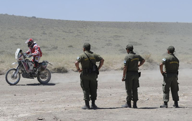 FOTO: Gente disfrutando del Dakar en la línea de partida