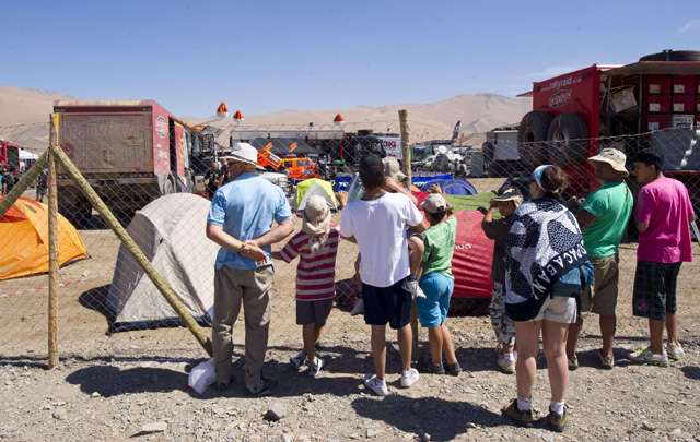 FOTO: Día de descanso los pilotos y los vehículos en el vivac de Copiapó.