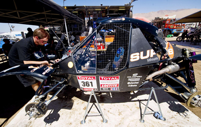 FOTO: Día de descanso los pilotos y los vehículos en el vivac de Copiapó.